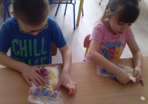 Dzieci podczas zabawy sensorycznej.